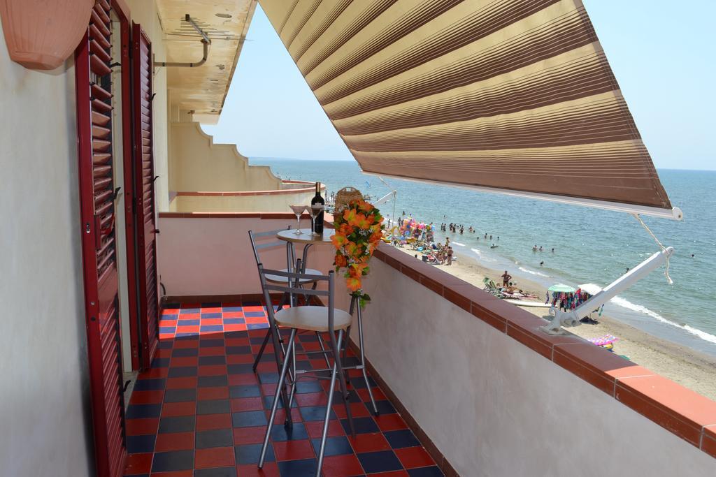 Casa Vacanze Dei Navigatori On The Sea Pontecagnano Exterior photo